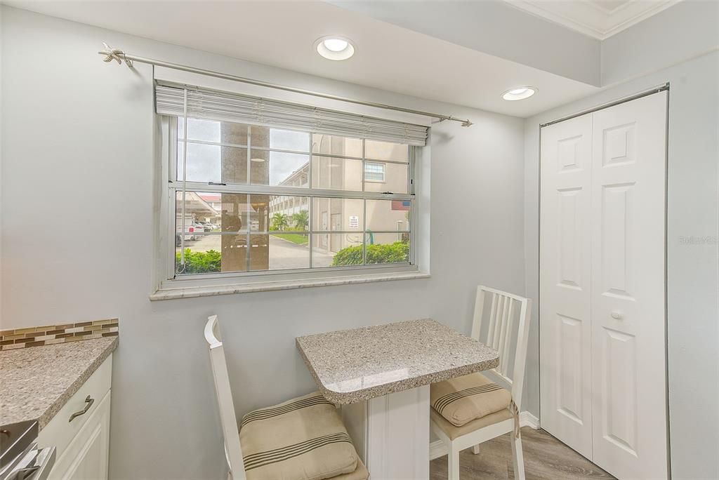 出租: $2,000 (2 贝兹, 2 浴室, 1105 平方英尺)