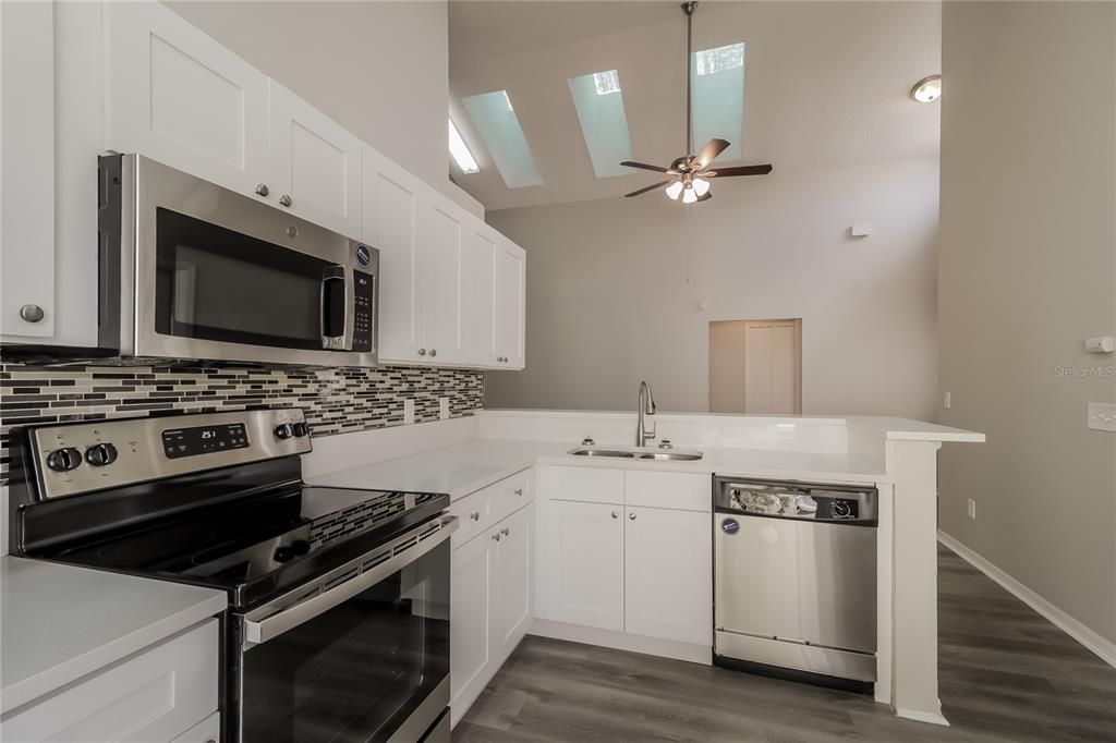 出租: $2,500 (3 贝兹, 2 浴室, 1243 平方英尺)