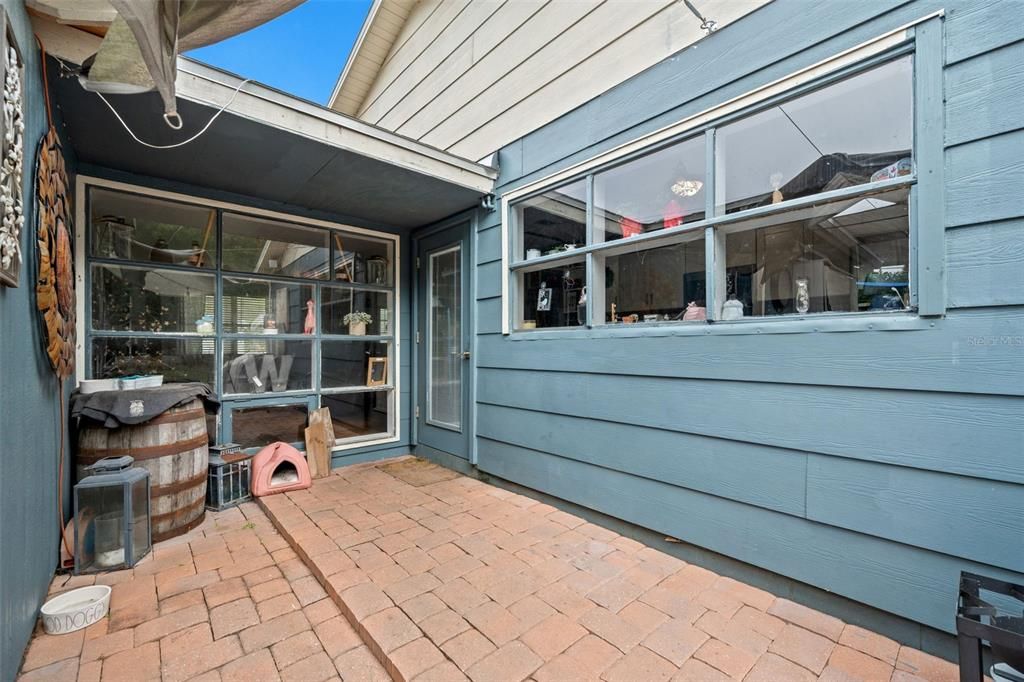 For Sale: $318,000 (3 beds, 1 baths, 1170 Square Feet)