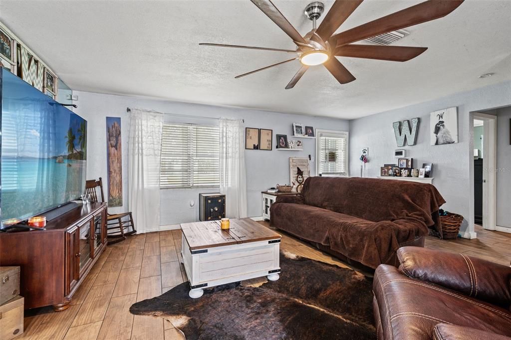 For Sale: $318,000 (3 beds, 1 baths, 1170 Square Feet)