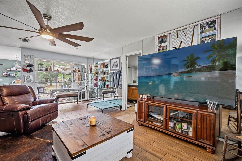 For Sale: $318,000 (3 beds, 1 baths, 1170 Square Feet)