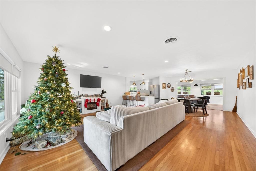 For Sale: $447,500 (2 beds, 2 baths, 1741 Square Feet)