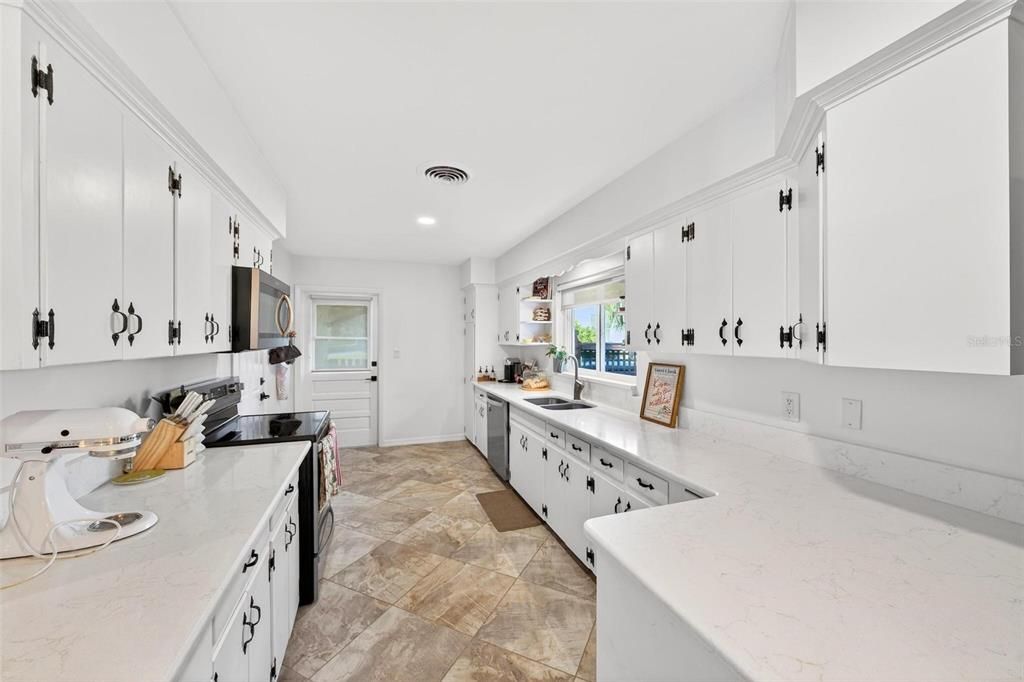 For Sale: $447,500 (2 beds, 2 baths, 1741 Square Feet)