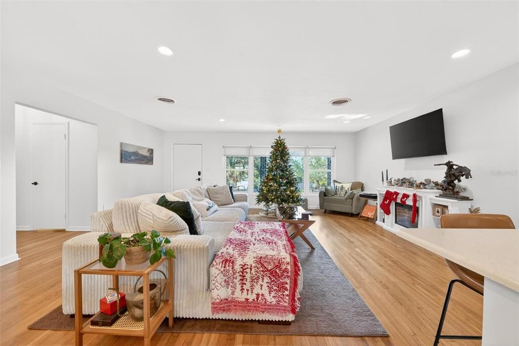 For Sale: $447,500 (2 beds, 2 baths, 1741 Square Feet)