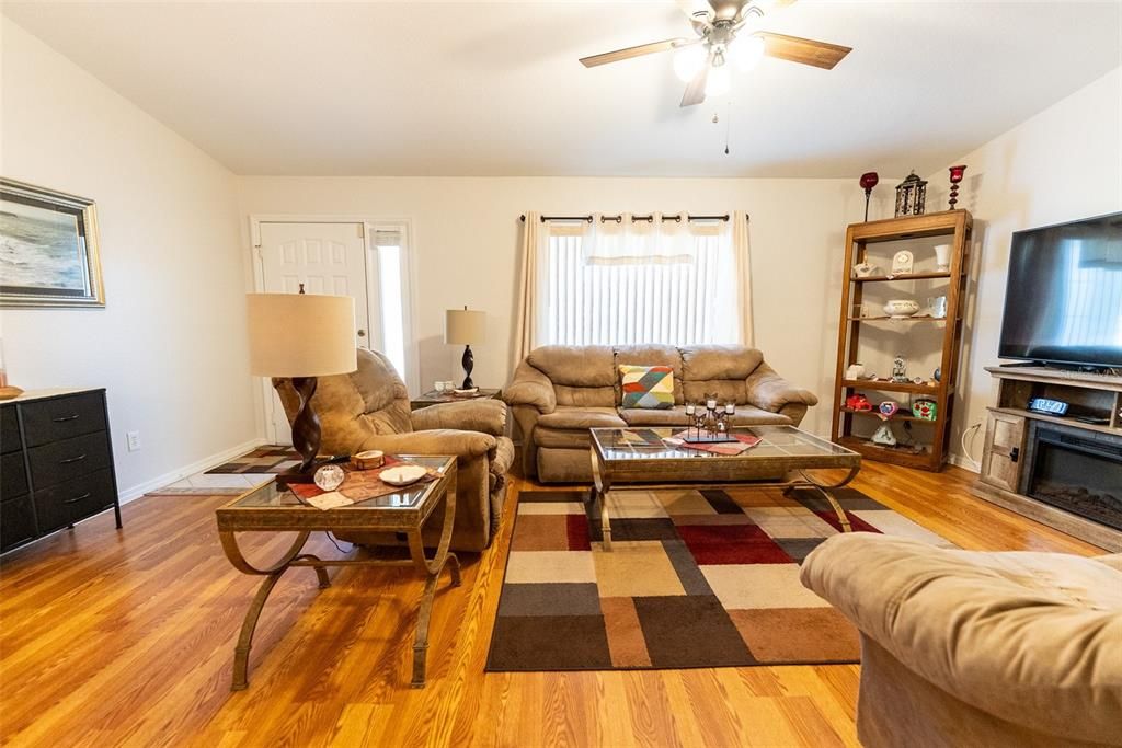 For Sale: $214,800 (2 beds, 2 baths, 1320 Square Feet)
