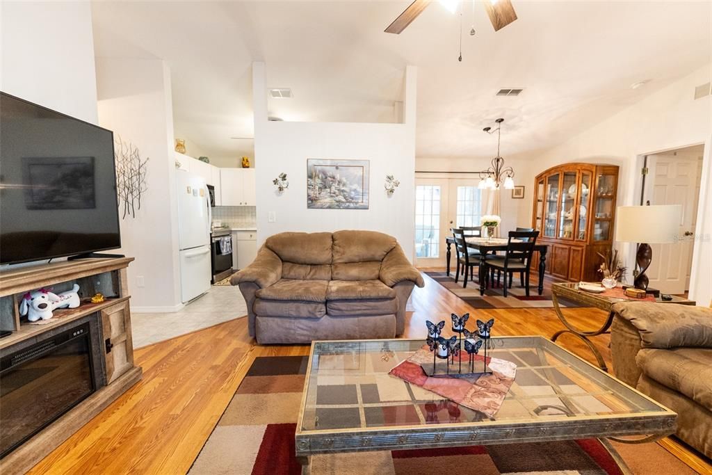 For Sale: $214,800 (2 beds, 2 baths, 1320 Square Feet)