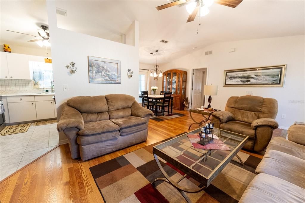 For Sale: $214,800 (2 beds, 2 baths, 1320 Square Feet)