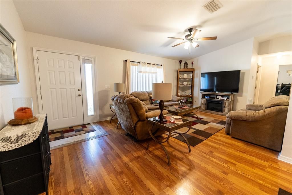 For Sale: $214,800 (2 beds, 2 baths, 1320 Square Feet)