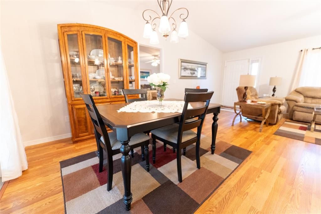 For Sale: $214,800 (2 beds, 2 baths, 1320 Square Feet)