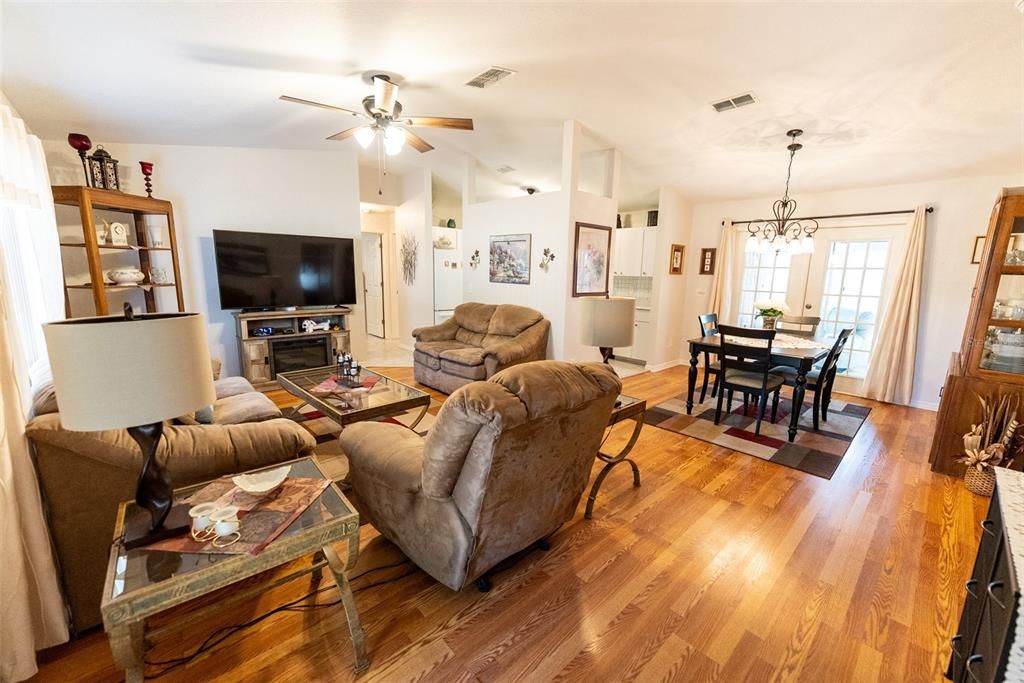 For Sale: $214,800 (2 beds, 2 baths, 1320 Square Feet)