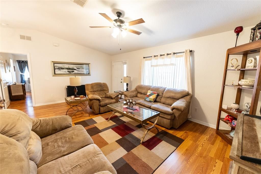 For Sale: $214,800 (2 beds, 2 baths, 1320 Square Feet)