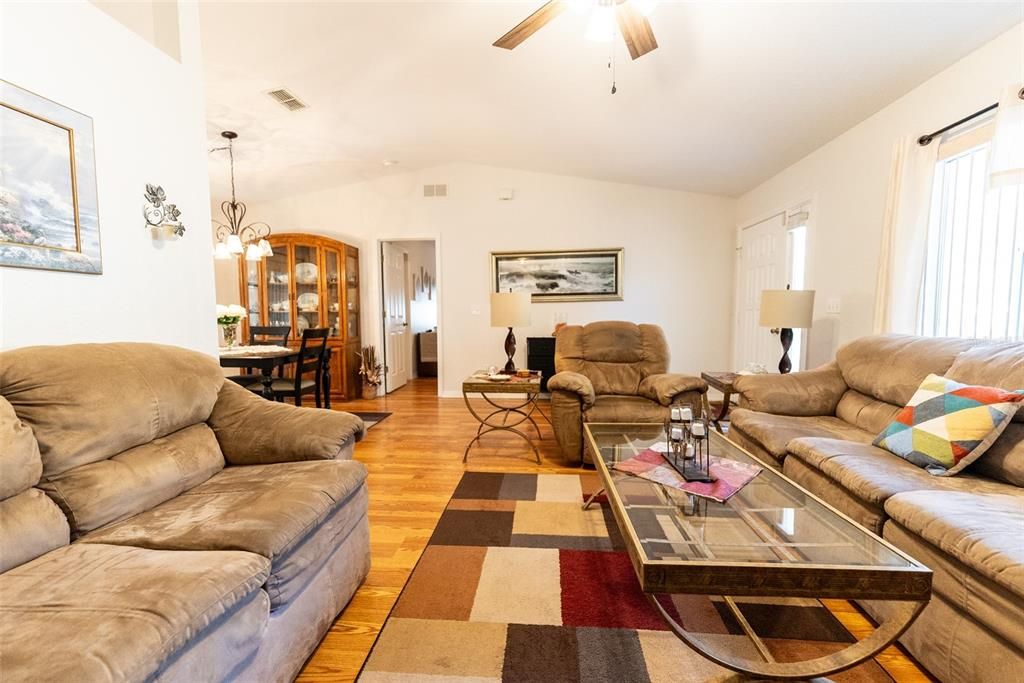 For Sale: $214,800 (2 beds, 2 baths, 1320 Square Feet)