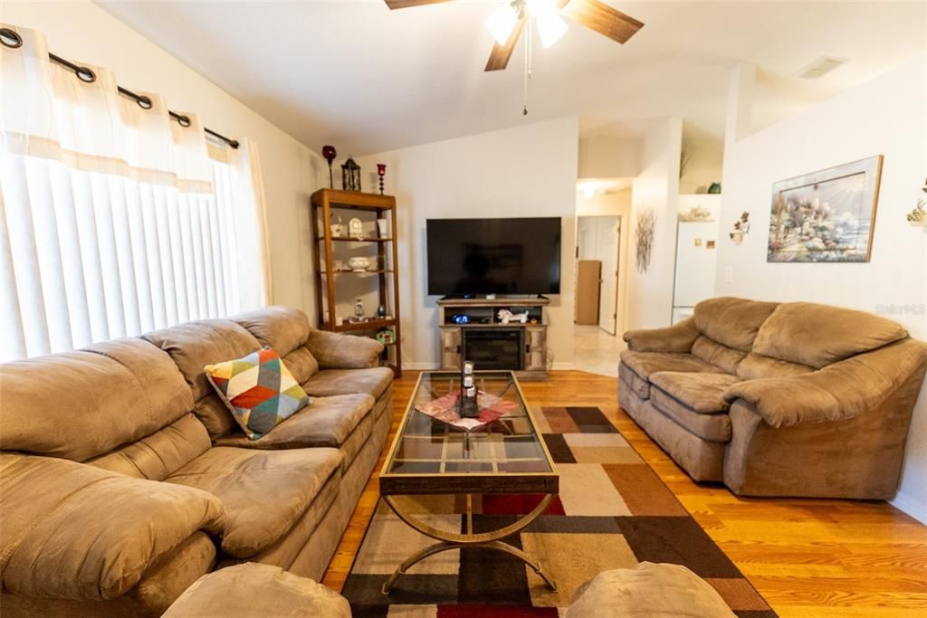 For Sale: $214,800 (2 beds, 2 baths, 1320 Square Feet)