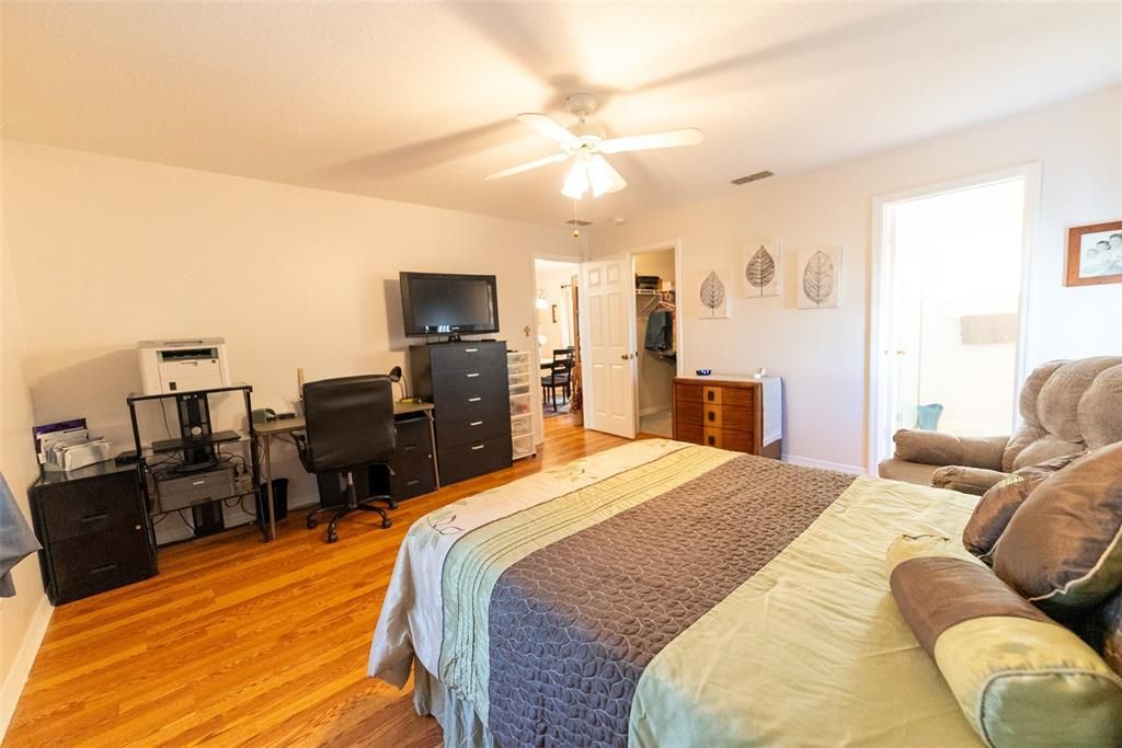 For Sale: $214,800 (2 beds, 2 baths, 1320 Square Feet)