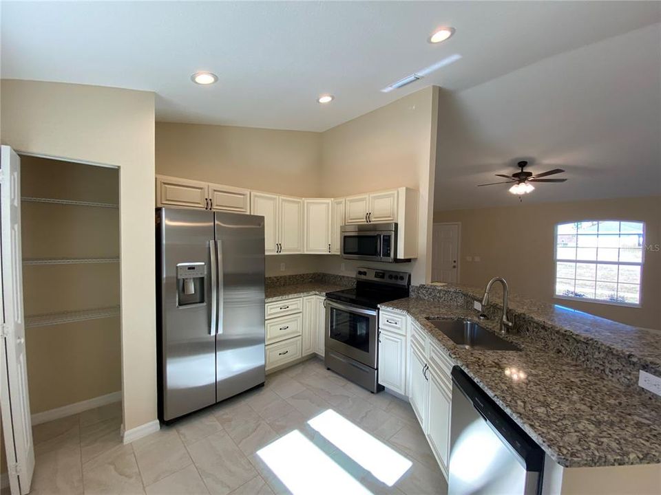 For Rent: $1,650 (3 beds, 2 baths, 1293 Square Feet)