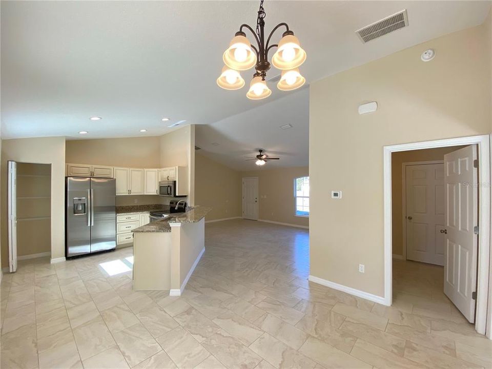 For Rent: $1,650 (3 beds, 2 baths, 1293 Square Feet)