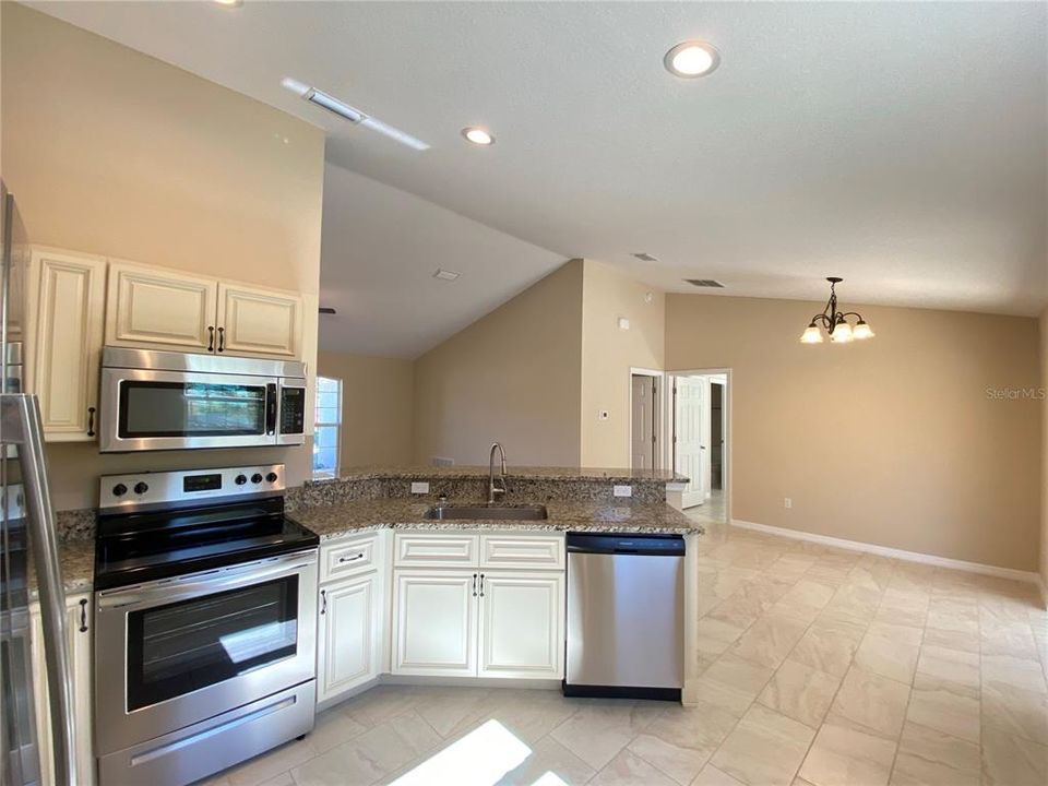 For Rent: $1,650 (3 beds, 2 baths, 1293 Square Feet)