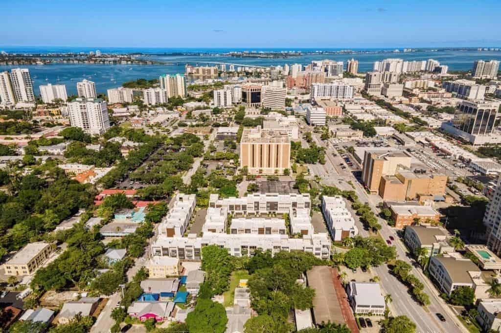 В аренду: $7,900 (2 спален, 2 ванн, 1699 Квадратных фут)