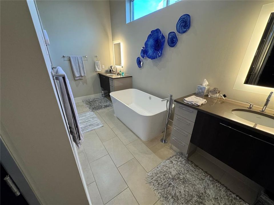 В аренду: $7,900 (2 спален, 2 ванн, 1699 Квадратных фут)