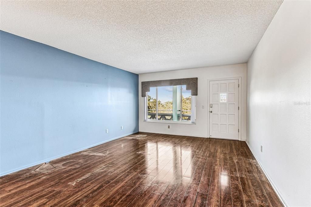 For Sale: $174,900 (2 beds, 2 baths, 1100 Square Feet)