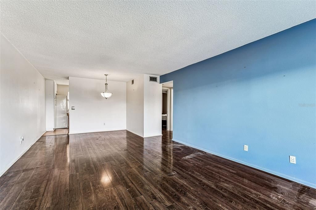 For Sale: $174,900 (2 beds, 2 baths, 1100 Square Feet)