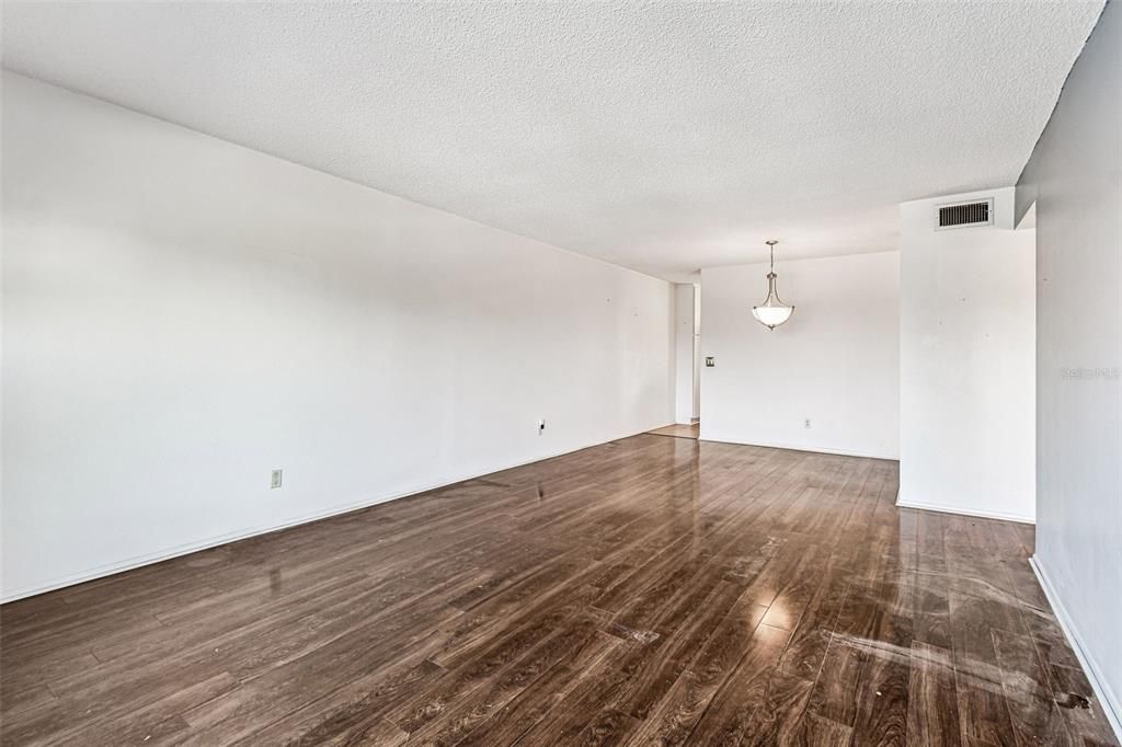 For Sale: $174,900 (2 beds, 2 baths, 1100 Square Feet)