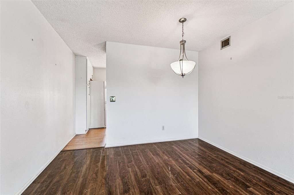 For Sale: $174,900 (2 beds, 2 baths, 1100 Square Feet)