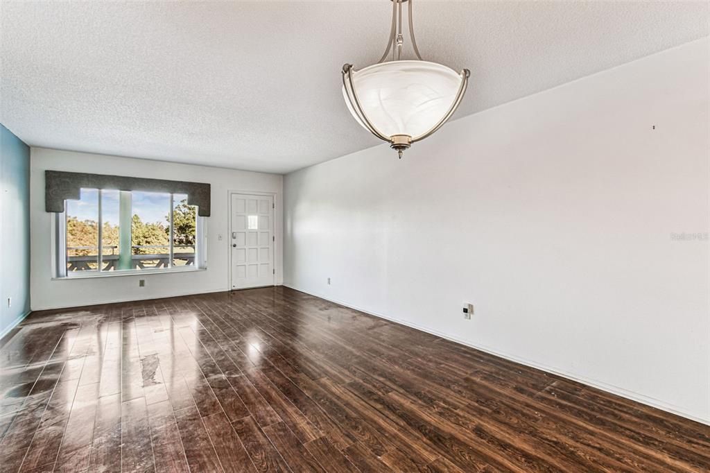 For Sale: $174,900 (2 beds, 2 baths, 1100 Square Feet)