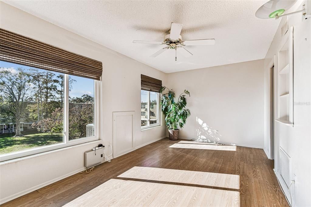 For Sale: $174,900 (2 beds, 2 baths, 1100 Square Feet)