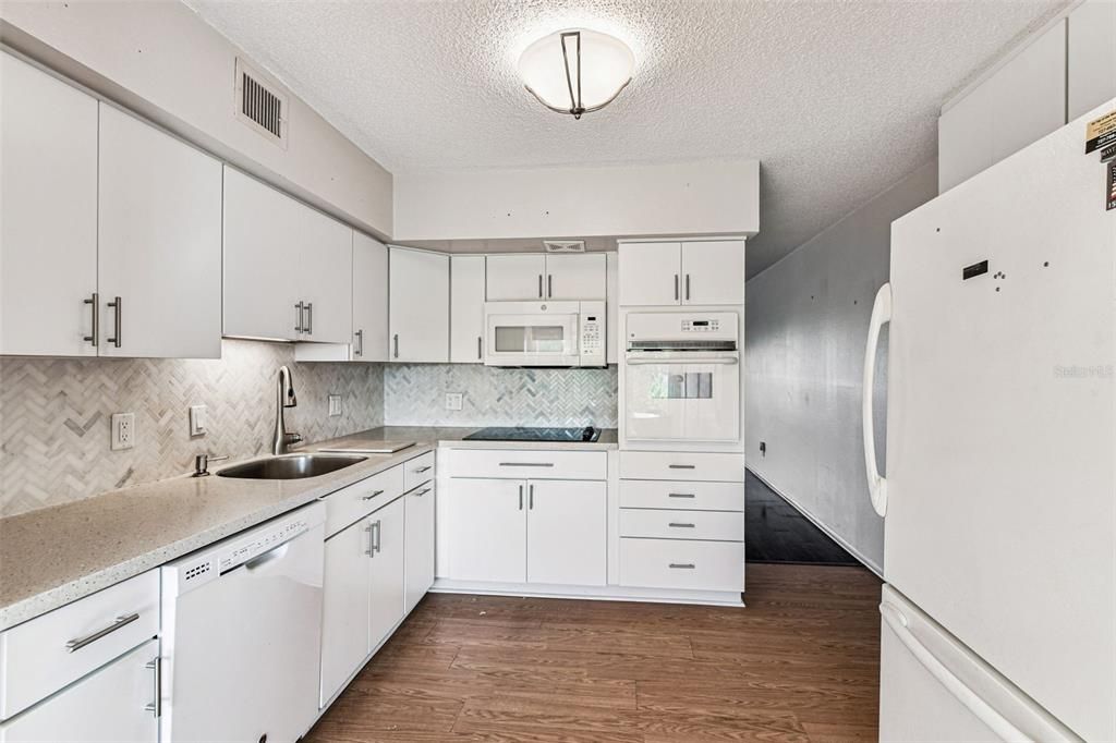 For Sale: $174,900 (2 beds, 2 baths, 1100 Square Feet)