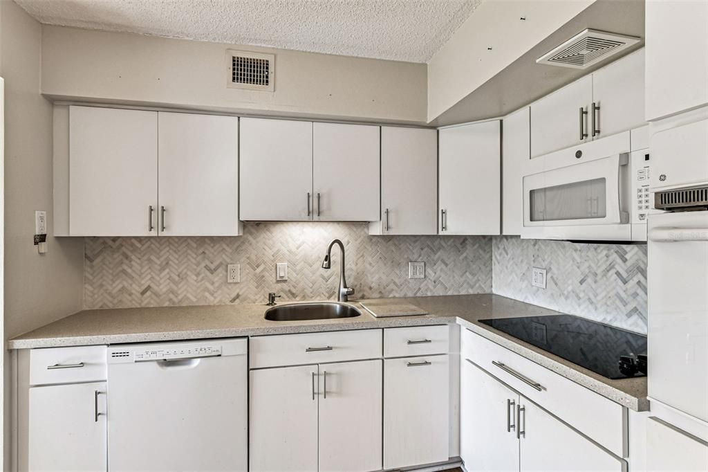 For Sale: $174,900 (2 beds, 2 baths, 1100 Square Feet)