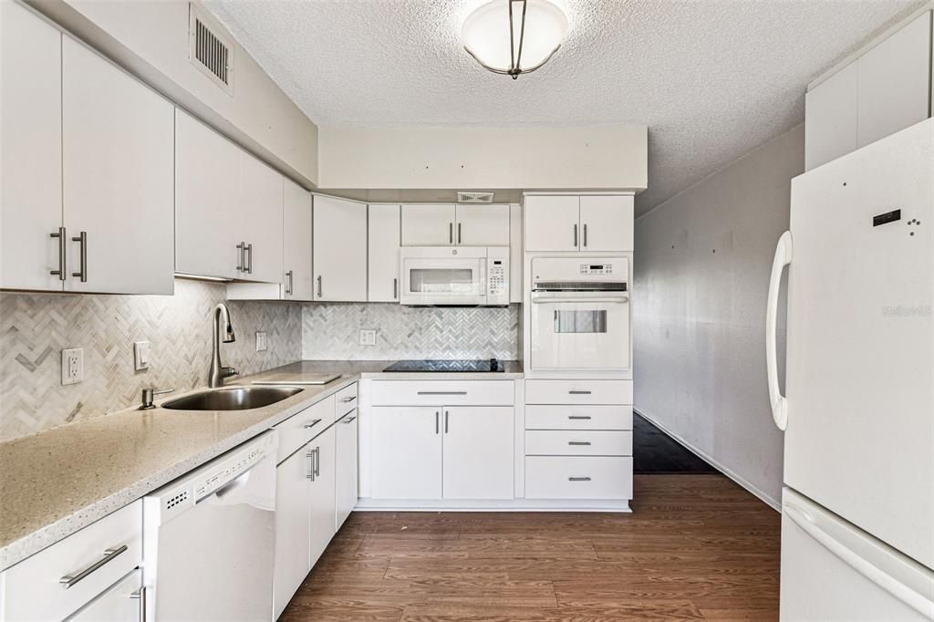 For Sale: $174,900 (2 beds, 2 baths, 1100 Square Feet)