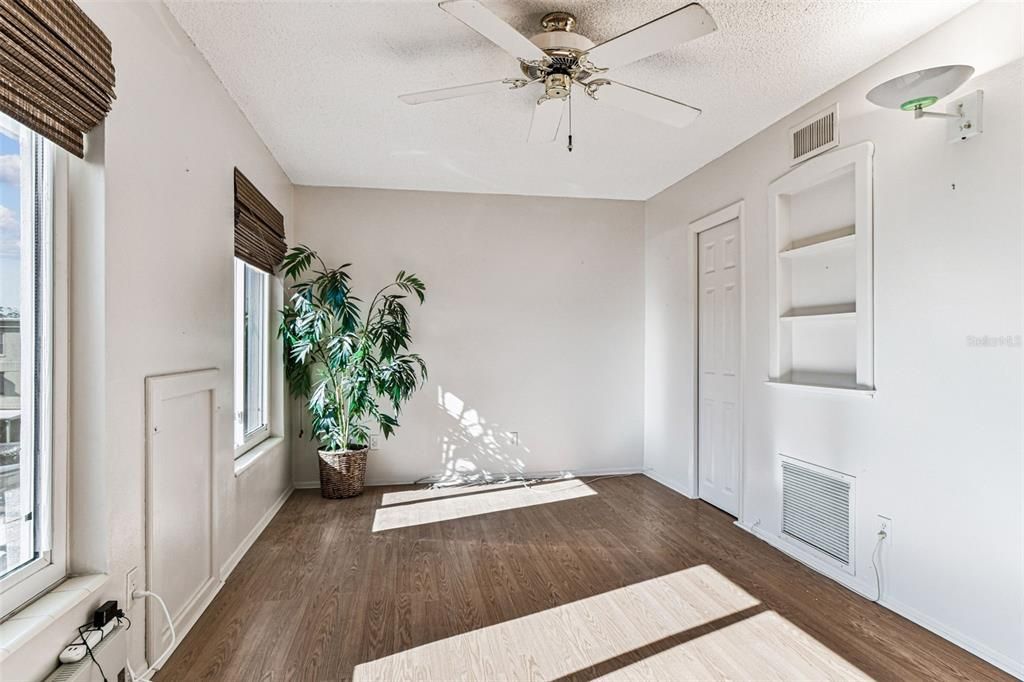 For Sale: $174,900 (2 beds, 2 baths, 1100 Square Feet)