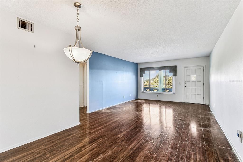 For Sale: $174,900 (2 beds, 2 baths, 1100 Square Feet)