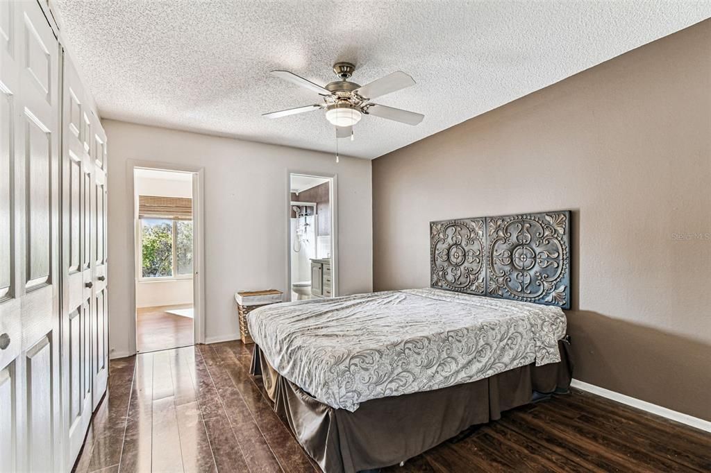 For Sale: $174,900 (2 beds, 2 baths, 1100 Square Feet)