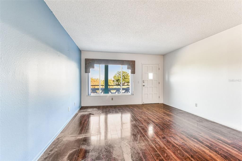 For Sale: $174,900 (2 beds, 2 baths, 1100 Square Feet)