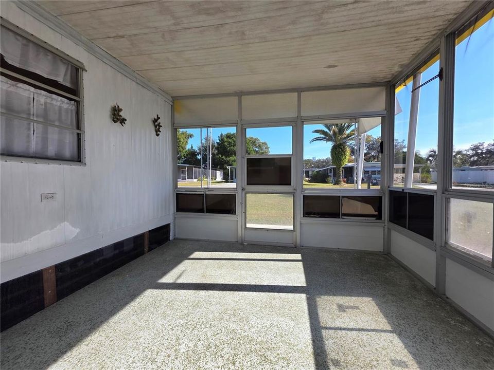 For Sale: $76,900 (2 beds, 1 baths, 864 Square Feet)