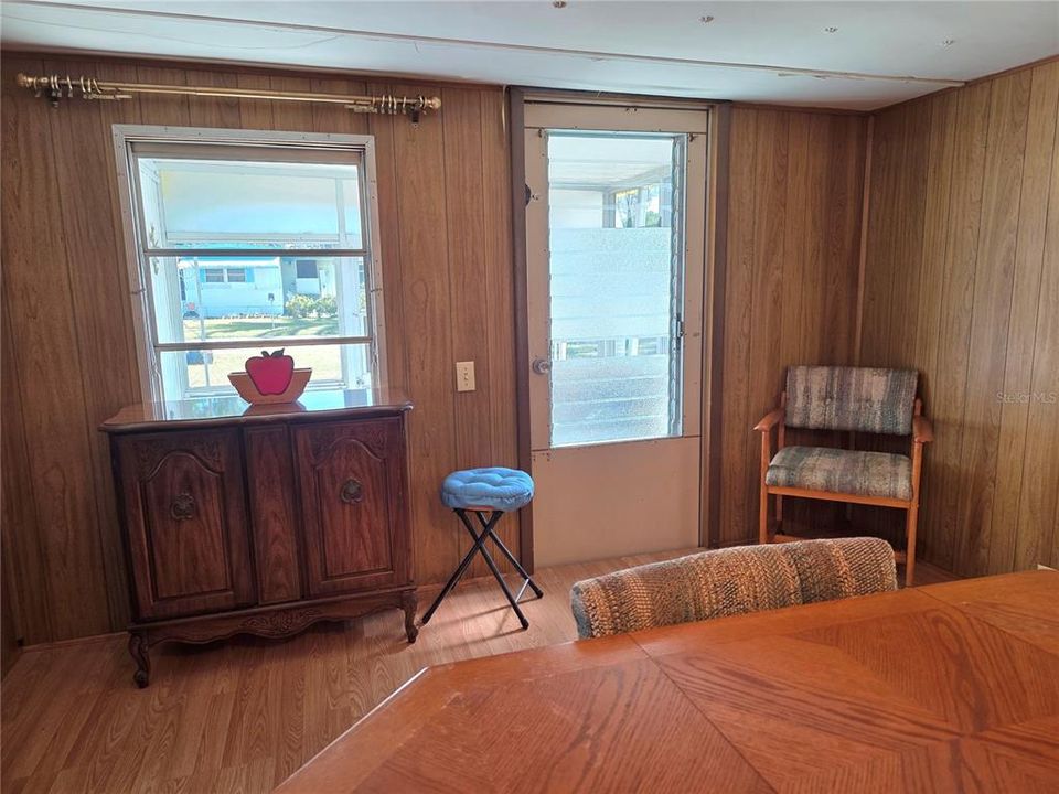 For Sale: $76,900 (2 beds, 1 baths, 864 Square Feet)