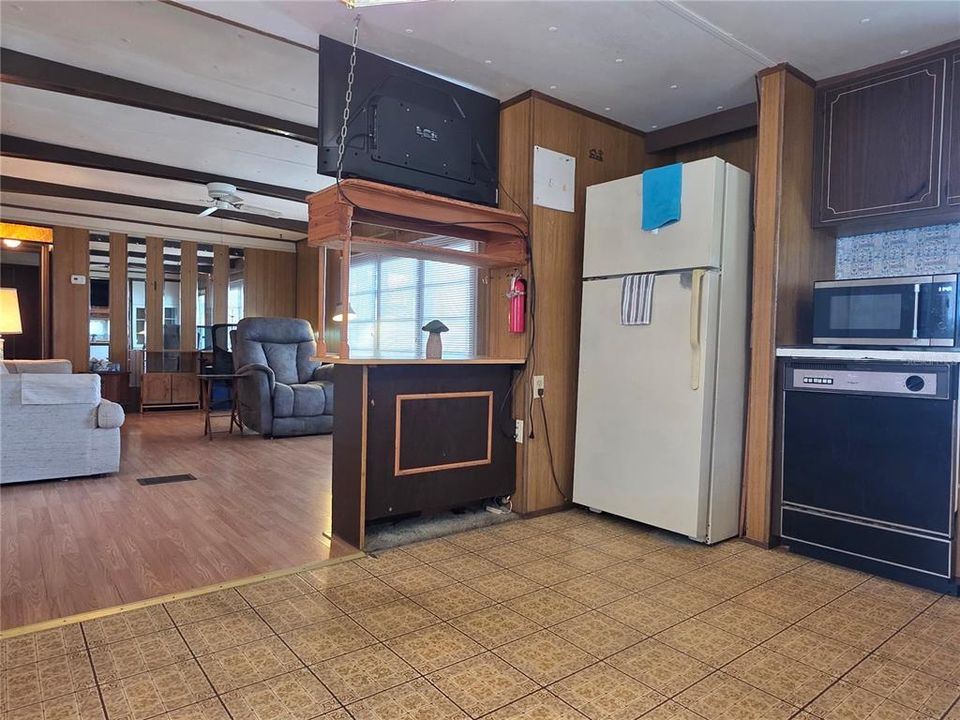 For Sale: $76,900 (2 beds, 1 baths, 864 Square Feet)