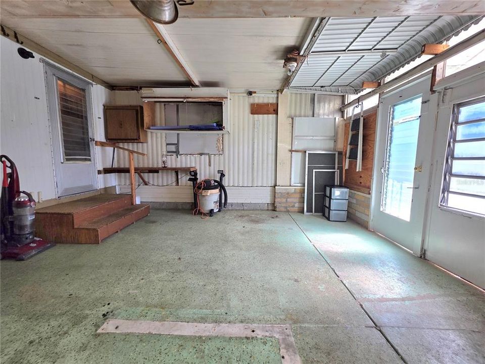 For Sale: $76,900 (2 beds, 1 baths, 864 Square Feet)