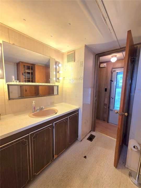 For Sale: $76,900 (2 beds, 1 baths, 864 Square Feet)