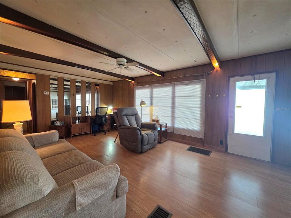 For Sale: $76,900 (2 beds, 1 baths, 864 Square Feet)