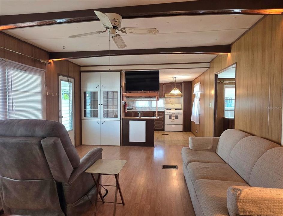 For Sale: $76,900 (2 beds, 1 baths, 864 Square Feet)