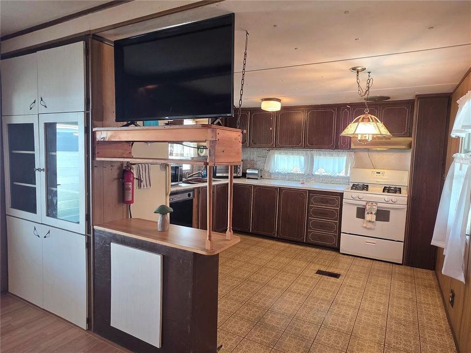 For Sale: $76,900 (2 beds, 1 baths, 864 Square Feet)