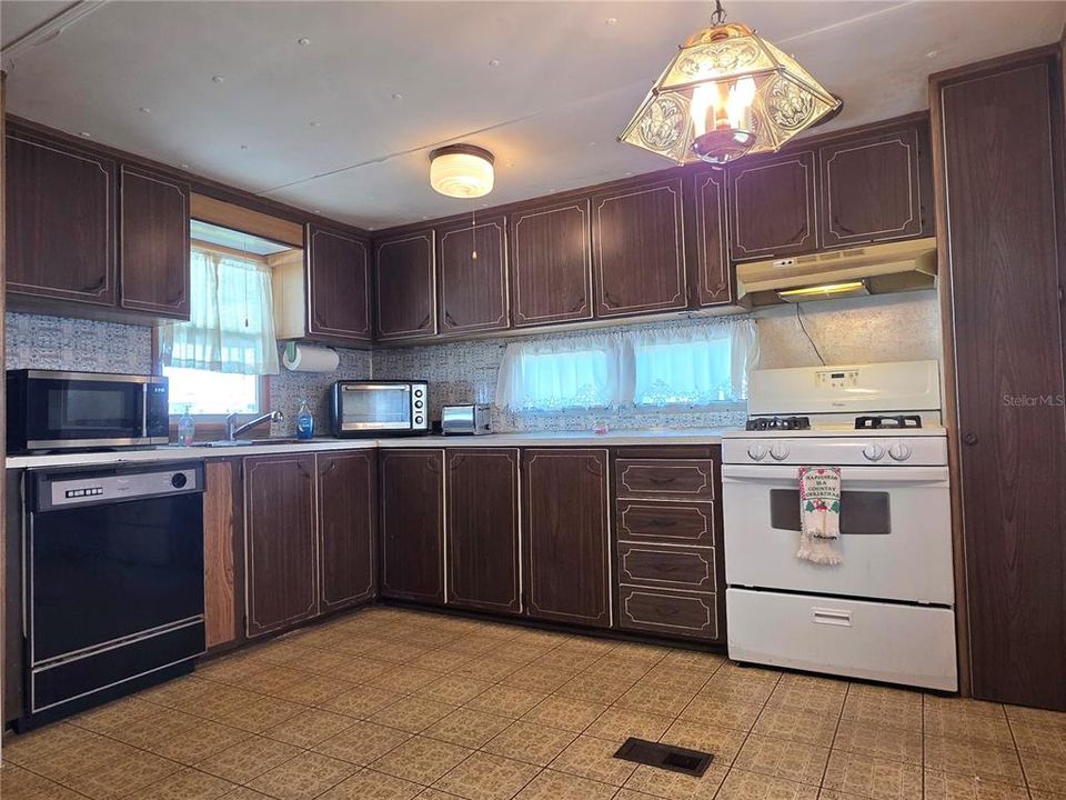 For Sale: $76,900 (2 beds, 1 baths, 864 Square Feet)