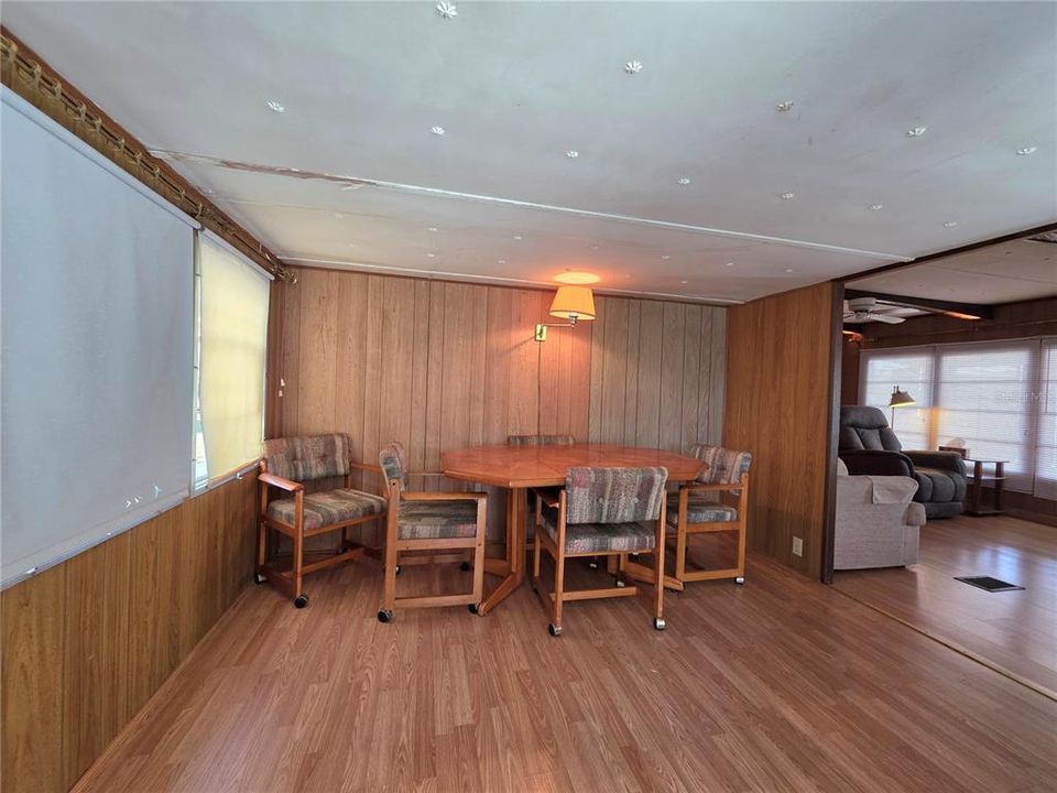 For Sale: $76,900 (2 beds, 1 baths, 864 Square Feet)