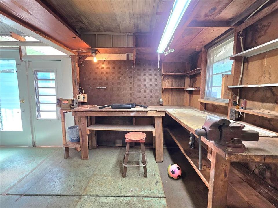 For Sale: $76,900 (2 beds, 1 baths, 864 Square Feet)