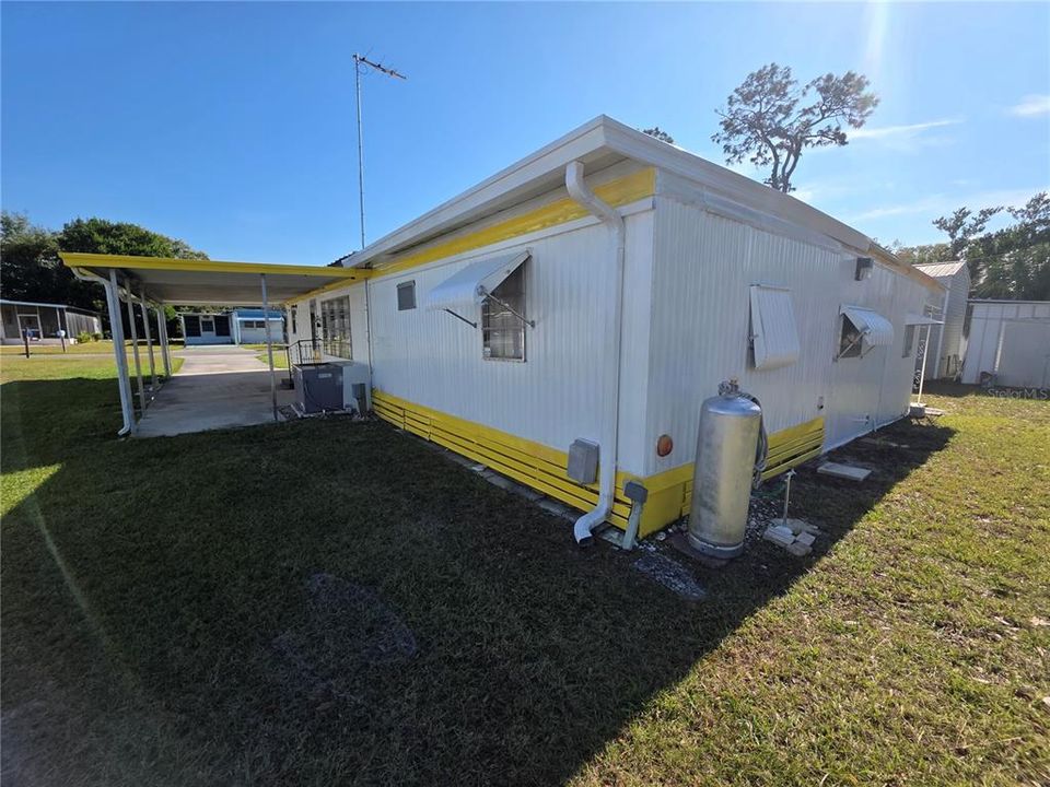 For Sale: $76,900 (2 beds, 1 baths, 864 Square Feet)