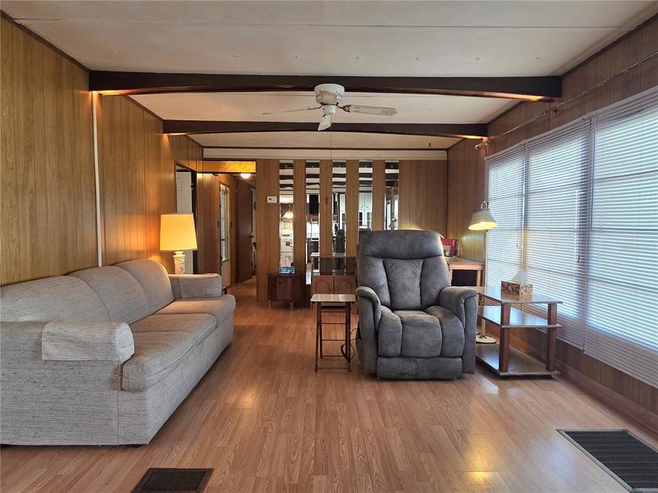 For Sale: $76,900 (2 beds, 1 baths, 864 Square Feet)