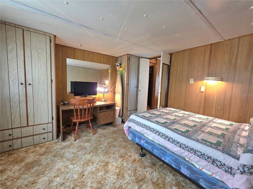 For Sale: $76,900 (2 beds, 1 baths, 864 Square Feet)